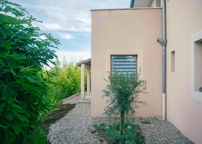 Location Climatise Avec Piscine Commune En Ardeche *